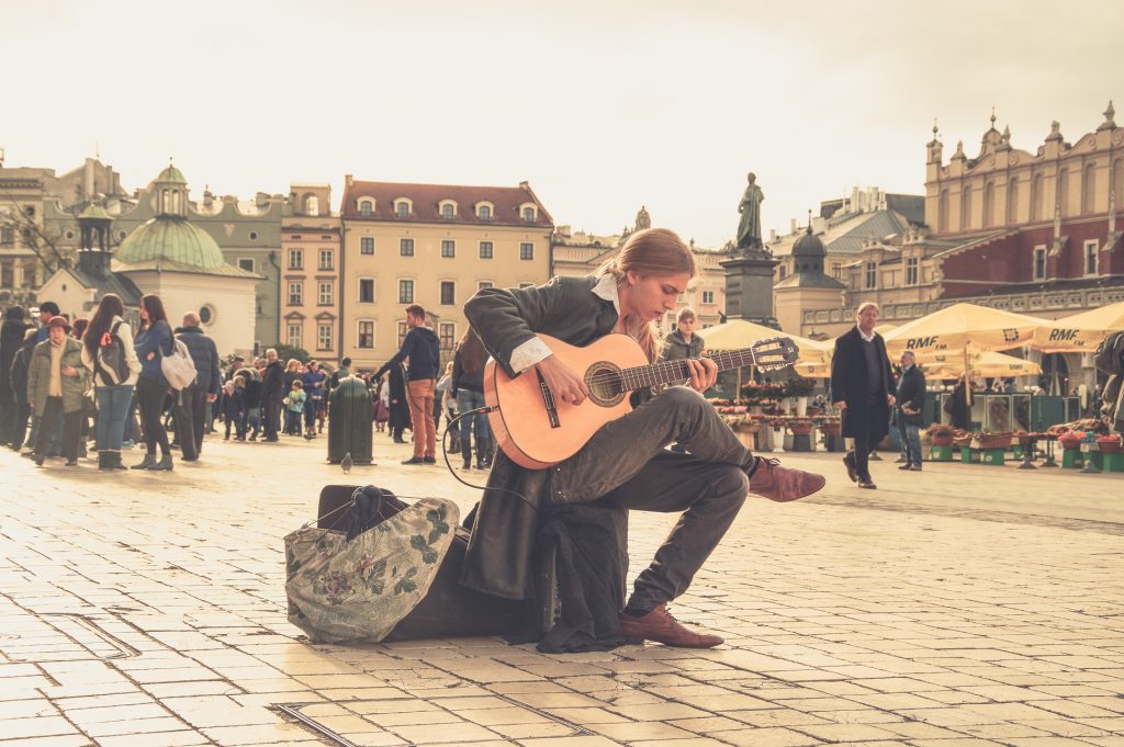 Canta-autor en la plaza de Cracovia Erasmus en Polonia